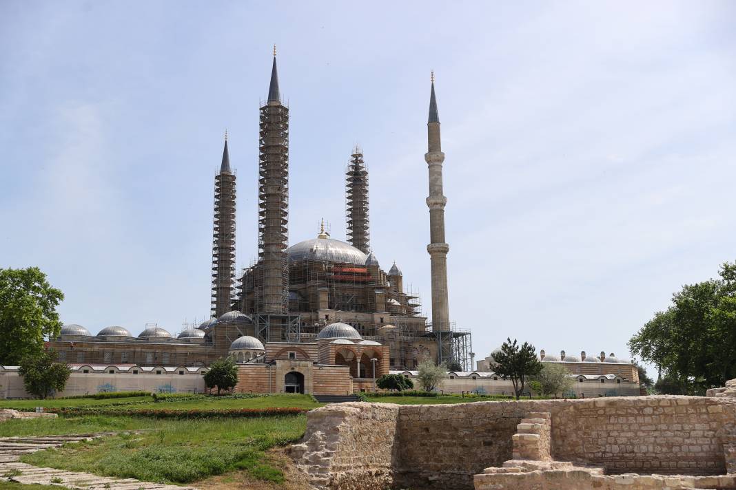 Selimiye Camisi'nin ana kubbe aleminin montajı tamamlandı 12